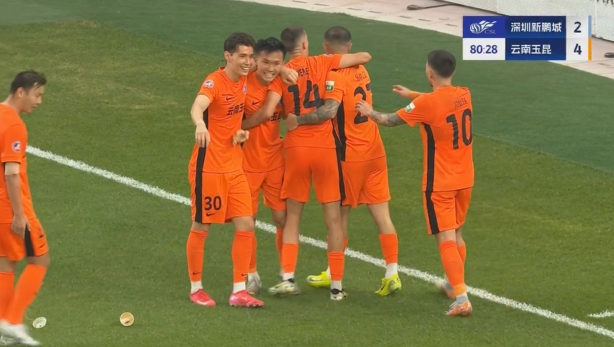 玉昆4-2领先新鹏城!杜加利奇冒顶,徐宏杰得球抽射破门