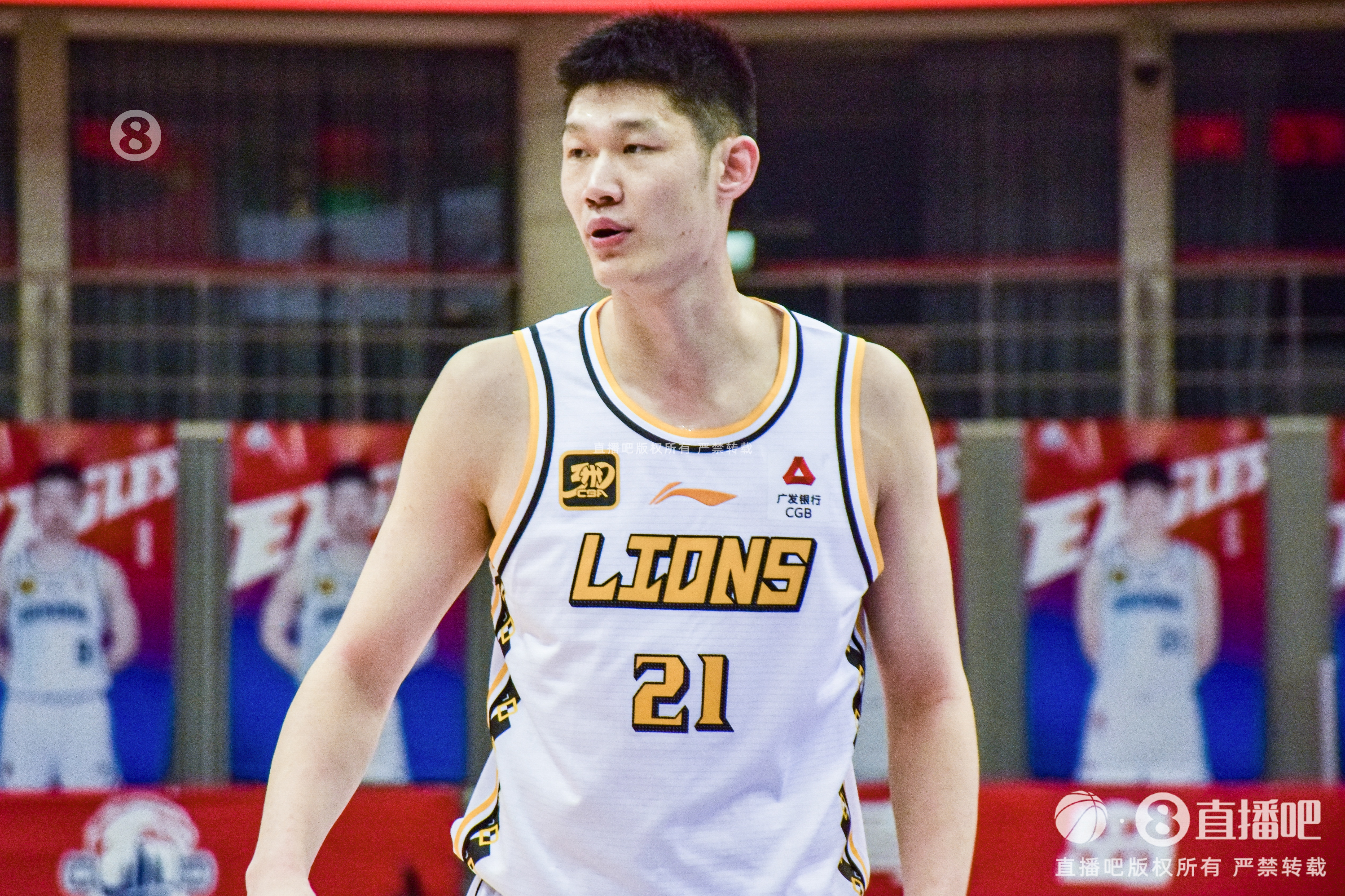 稳稳基本盘!胡金秋19中12砍下26分10板2助&拼4前场板难救主