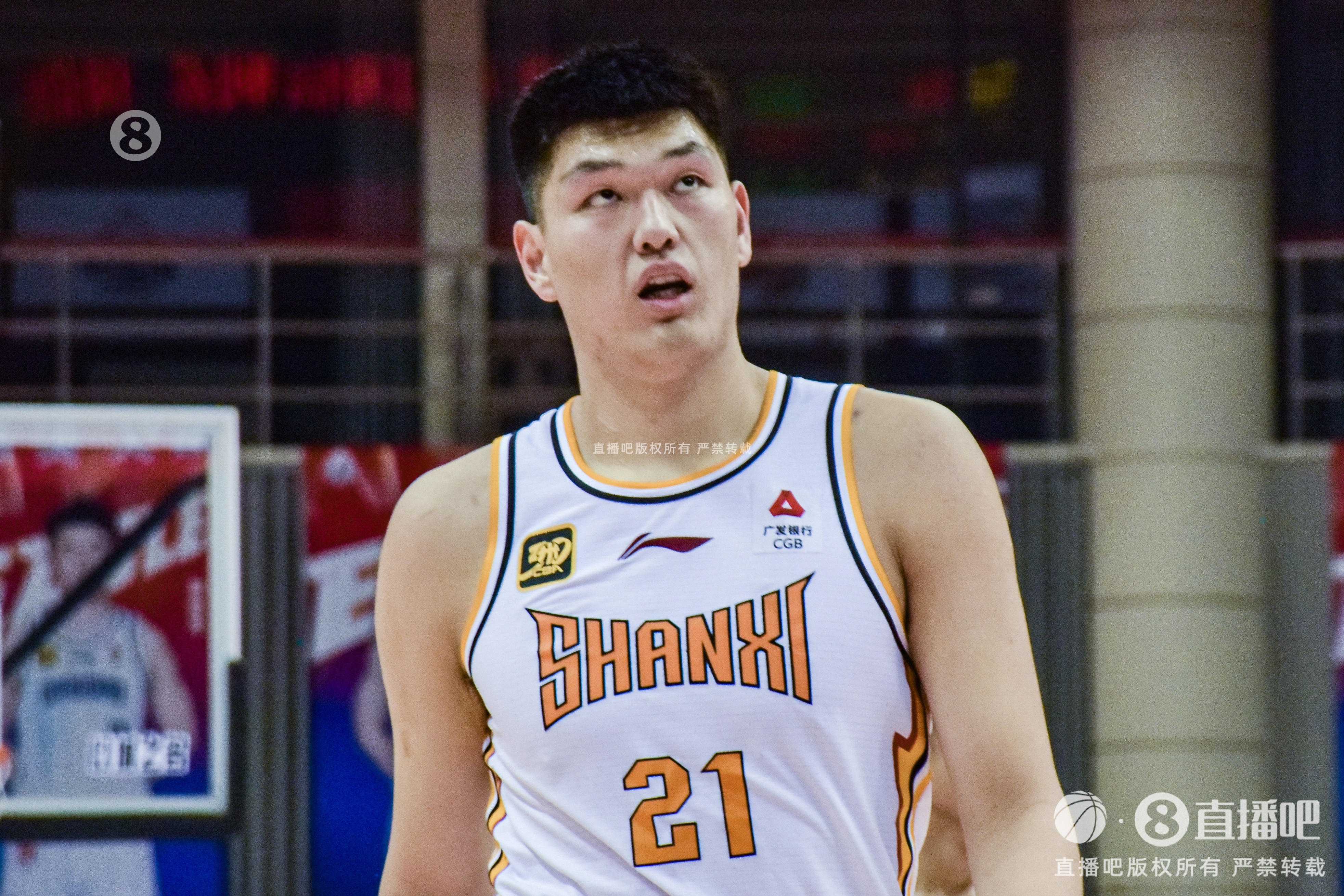 开场两记三分很亮眼!刘传兴11中8高效拿下18分10篮板